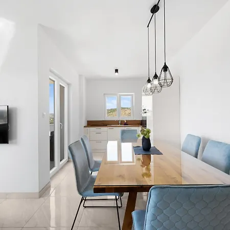 Haustierfreundliche 2-zimmer-wohnung In * Ražanj