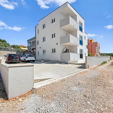 Haustierfreundliche 2-zimmer-wohnung In Apartment Ražanj